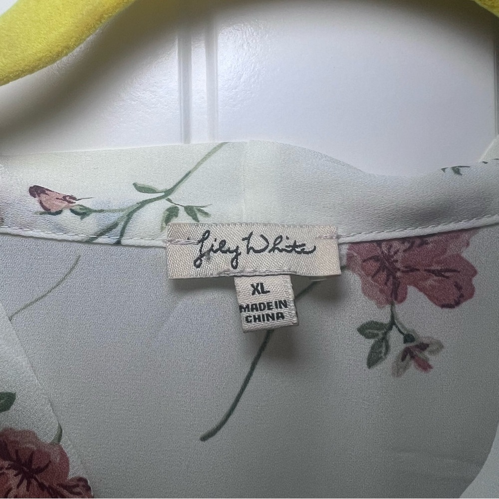 Lily White Women’s Floral Blouse Size XL Lightweight Cap Sleeve Tie at Neck - Picture 2 of 7